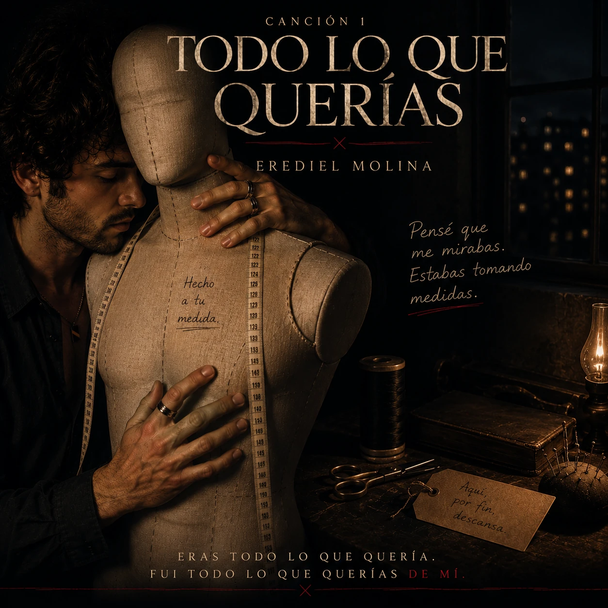 Portada oficial de Todo Lo Que Querías, con dos hombres, un maniquí y una cinta métrica en una habitación cálida.