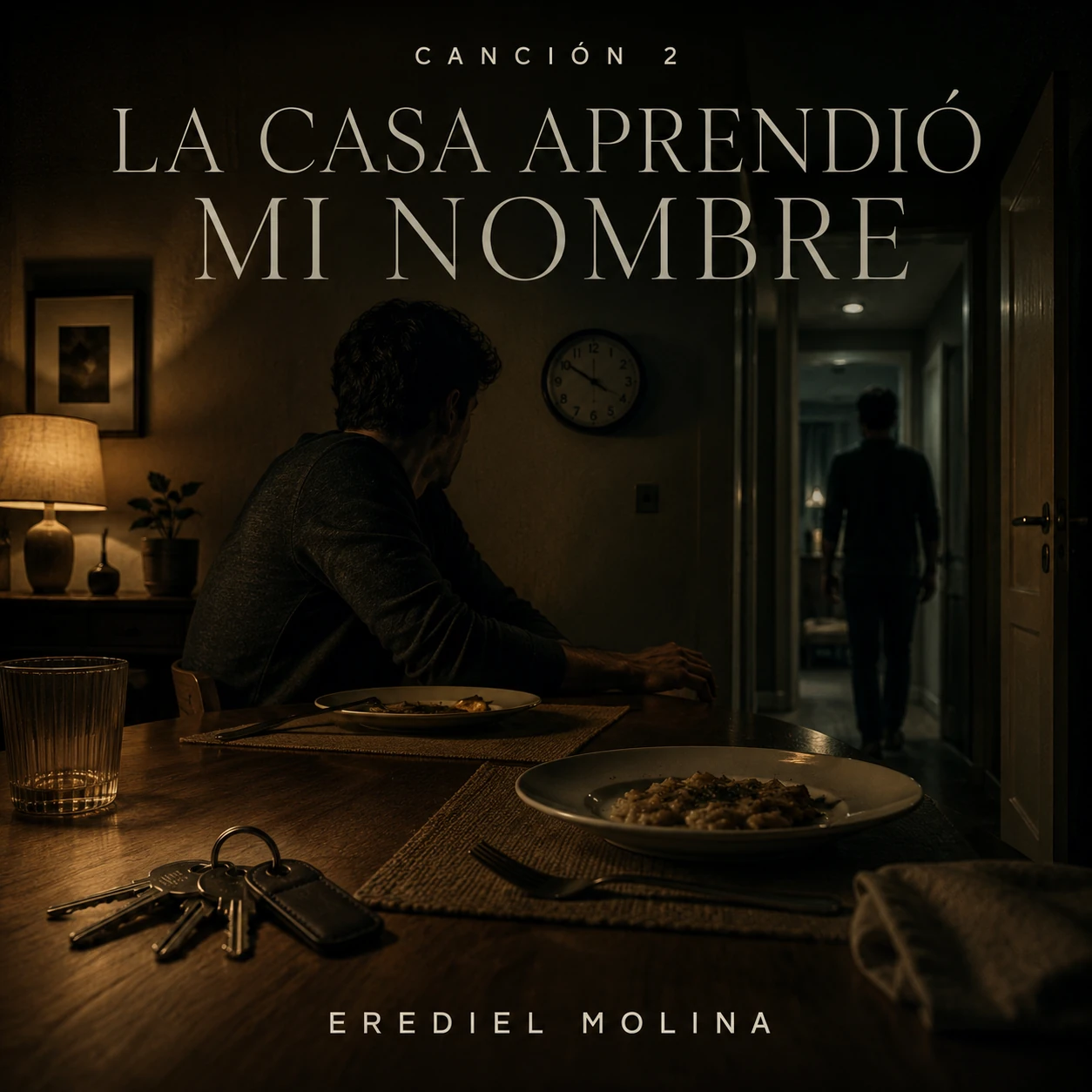 Portada oficial de La Casa Aprendió Mi Nombre, ambientada en una casa nocturna atravesada por pasillos y silencios.